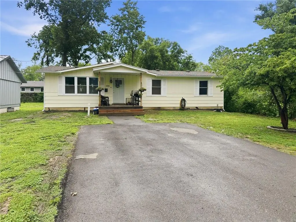 1525 Jackson Street, Chillicothe, MO 64601 - #1