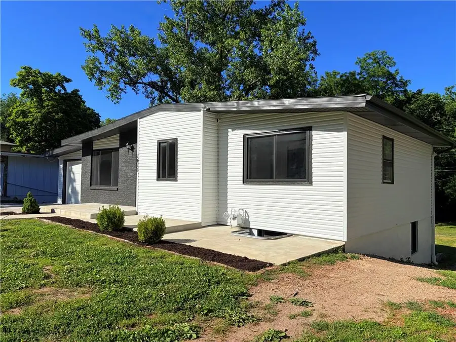 1411 N 75th Drive, Kansas City, KS 66112 - #3