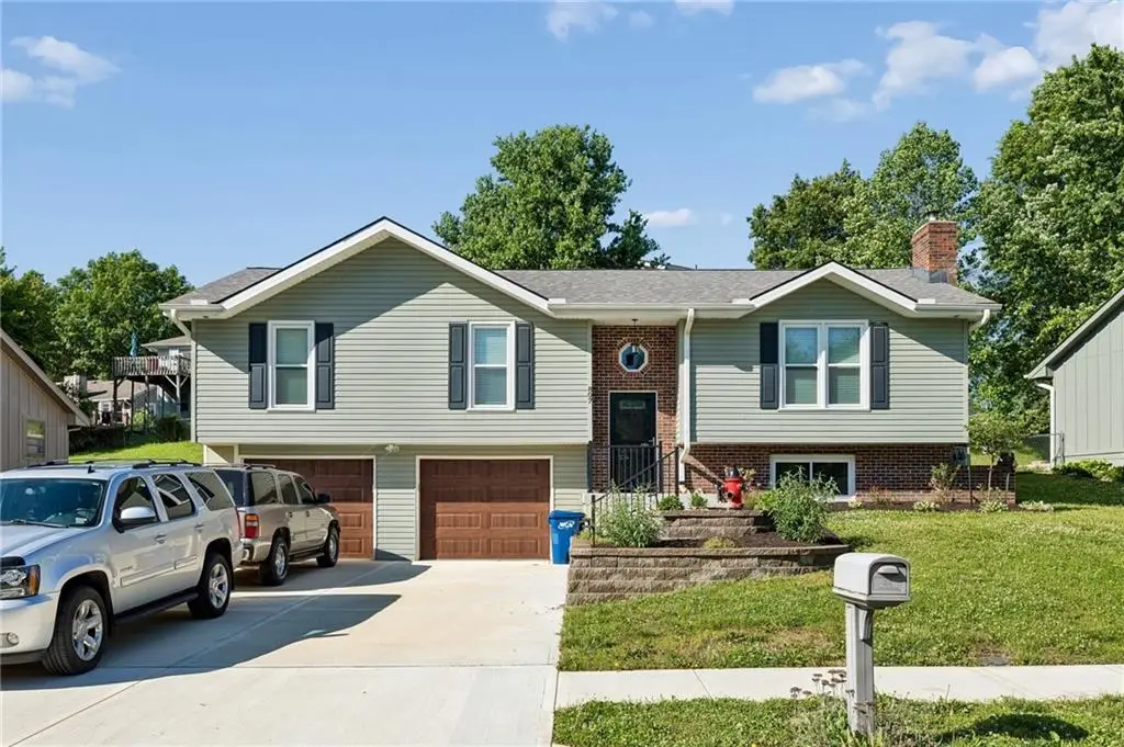 807 E Summit Street, Smithville, MO 64089 - #1