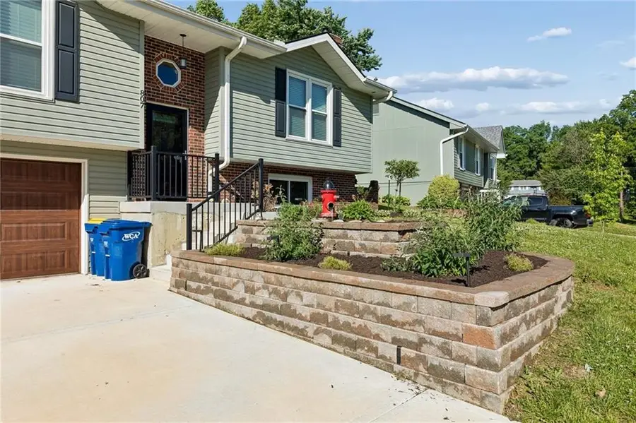 807 E Summit Street, Smithville, MO 64089 - #2