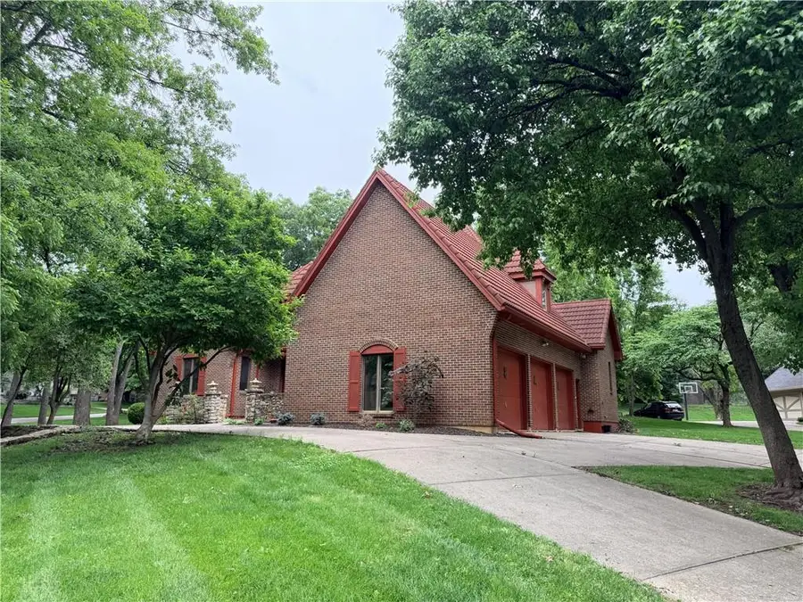 12101 Pawnee Lane, Leawood, KS 66209 - #2