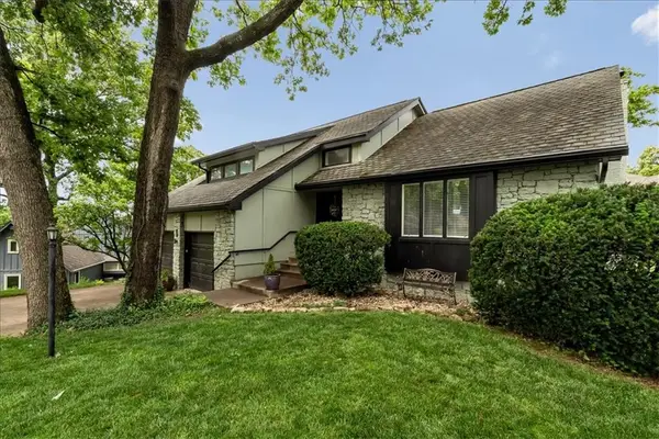 213 NE Landings Court, Lee's Summit, MO 64064