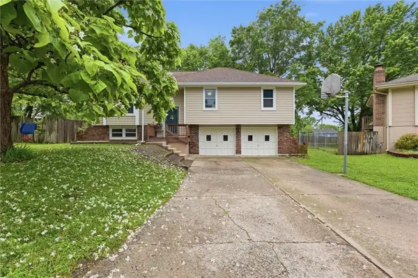 629 SW 36th Terrace, Lee's Summit, MO 64082