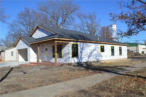 906 S Monroe Street, Lyndon, KS 66451
