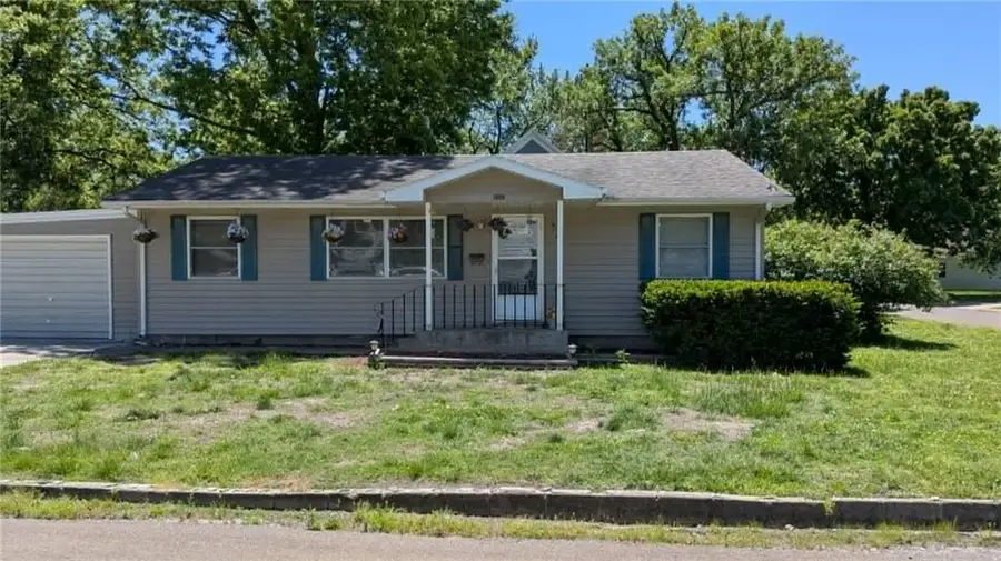521 N 3rd Street, Iola, KS 66749 - #2