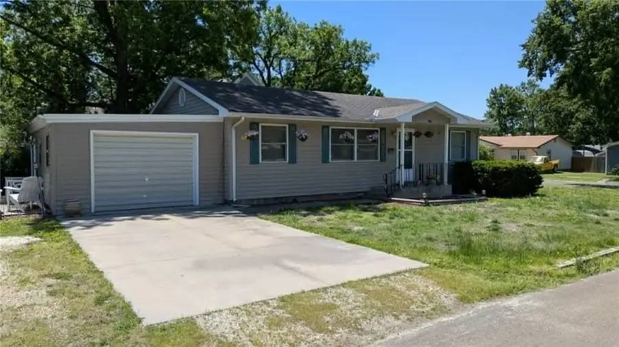 521 N 3rd Street, Iola, KS 66749 - #3