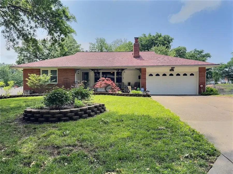 7010 N Wyandotte Street, Gladstone, MO 64118 - #3