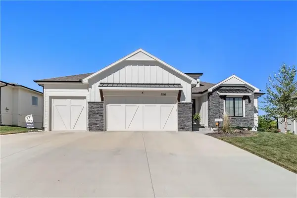 3208 Saddlebred Terrace, Lee's Summit, MO 64082