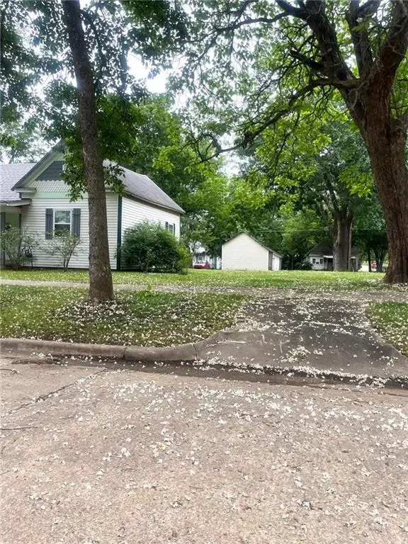 1015-1017 N 6th Street, Independence, KS 67301 - #2