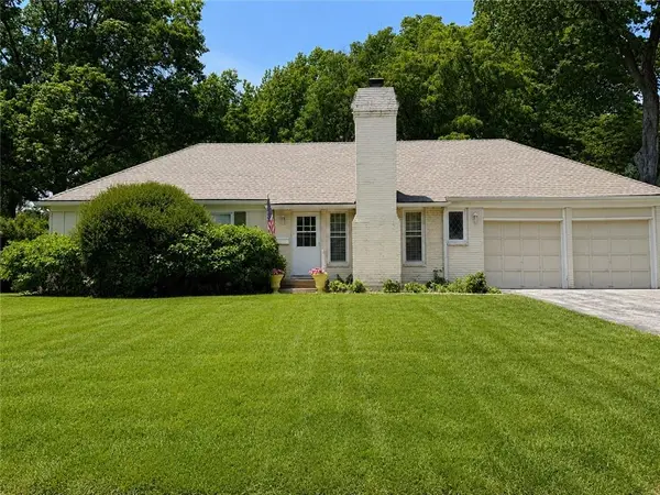 9708 England Drive, Overland Park, KS 66212