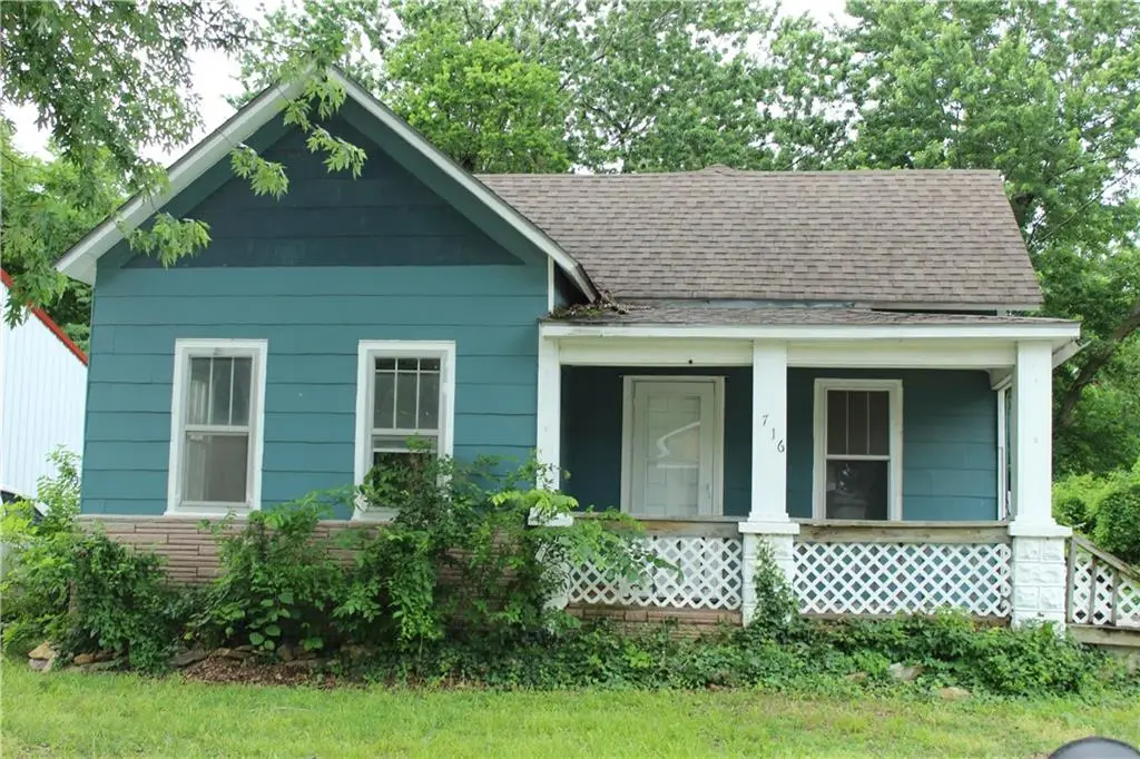 716 N 26th Street, Parsons, KS 67357 - #1