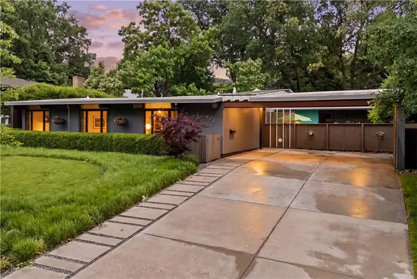 9805 Aberdeen Drive, Leawood, KS 66206