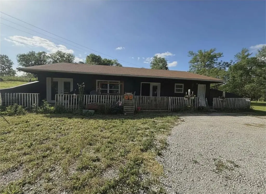 205 W Railroad Street, Maysville, MO 64469 - #1