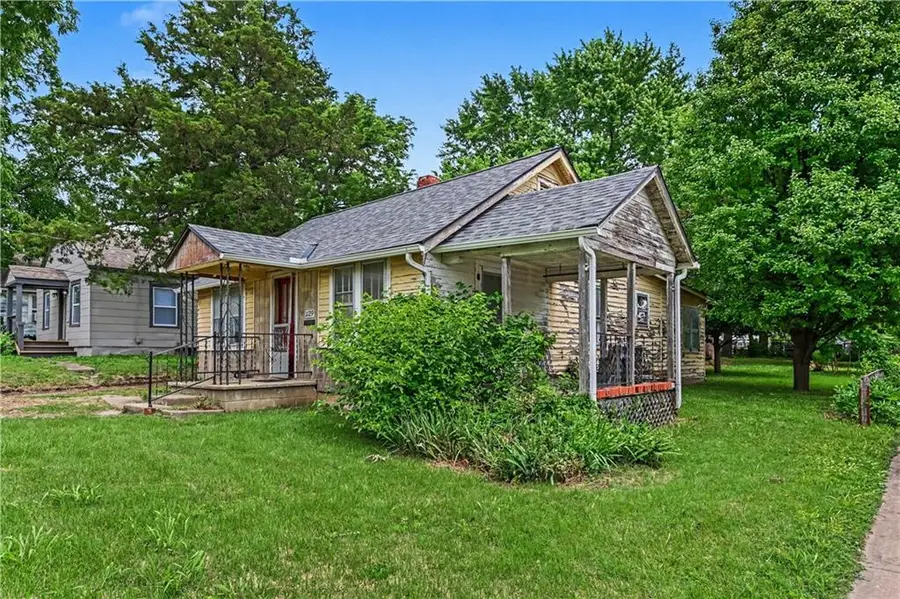 1129 S Dodgion Avenue, Independence, MO 64050 - #3