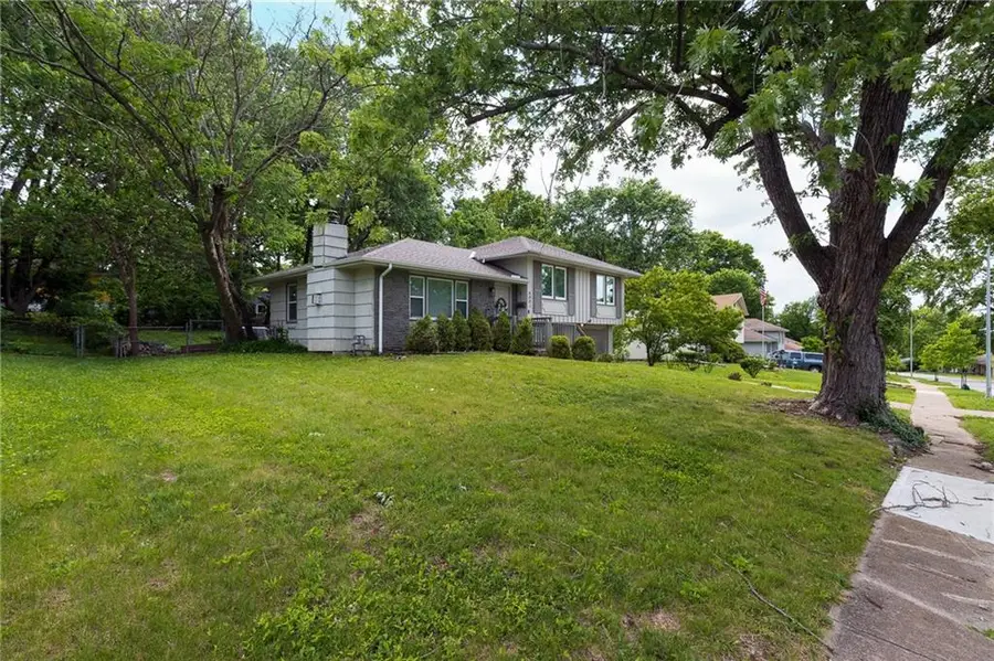 6001 Fairlane Drive, Kansas City, MO 64134 - #2