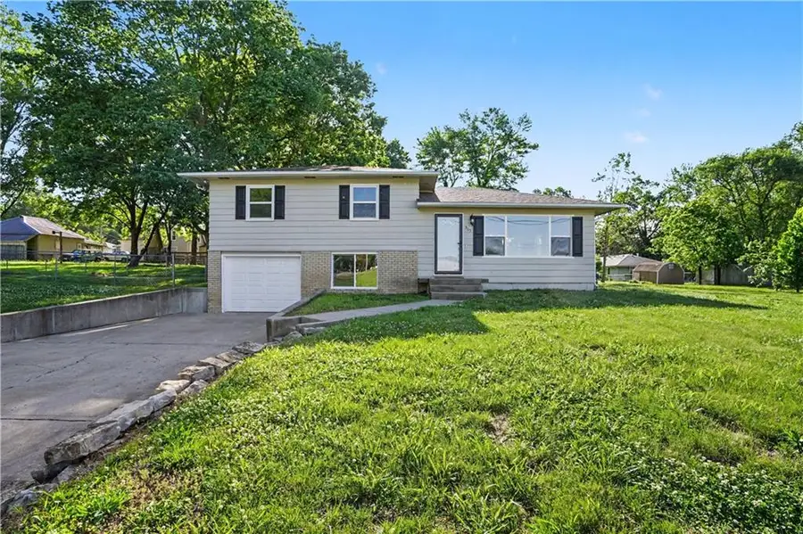 305 Hawthorne Street, Smithville, MO 64089 - #2