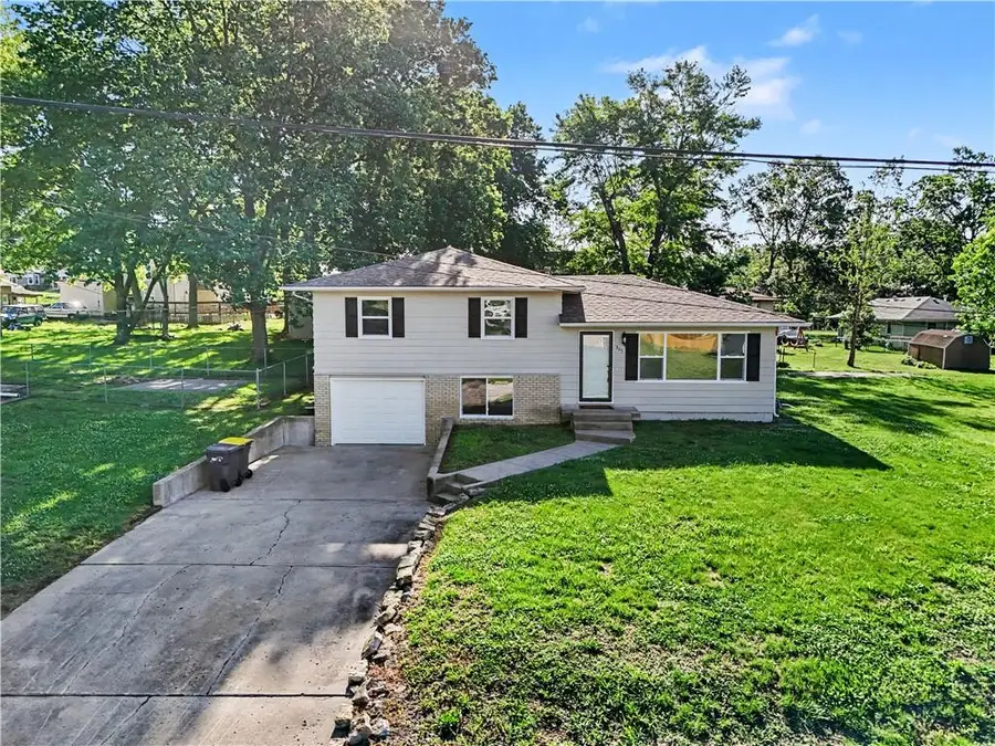 305 Hawthorne Street, Smithville, MO 64089 - #3