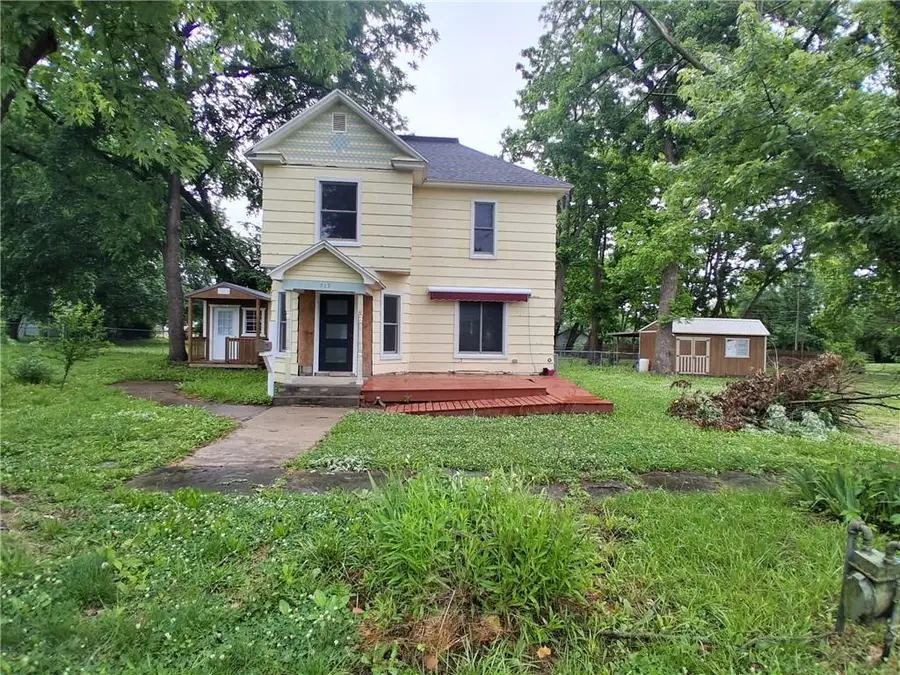 515 S Cottonwood Street, Iola, KS 66749 - #2