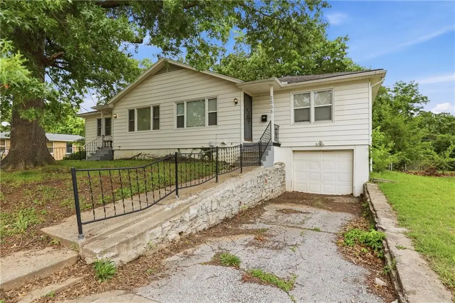 2501 Oakley Avenue, Kansas City, MO 64127 - #2