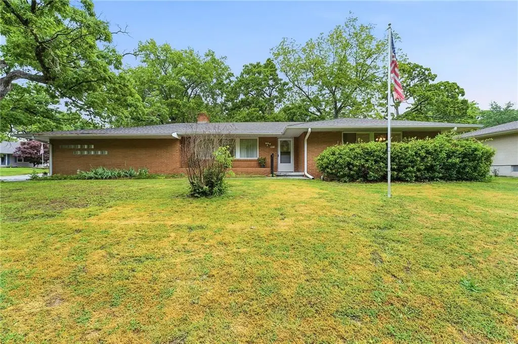 711 W Montgomery Street, Clinton, MO 64735 - #1