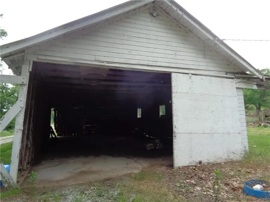 3905 N Barnes Road, Independence, MO 64058 - #2