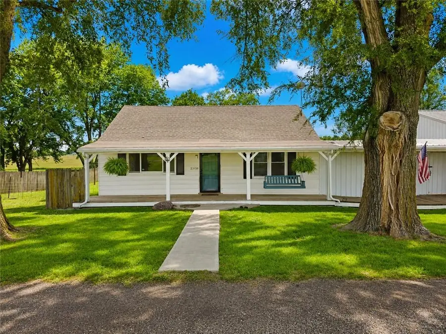 23151 207th Street, Tonganoxie, KS 66086 - #2