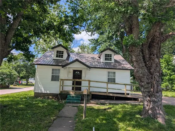 105 E Colorado Street, Windsor, MO 65360