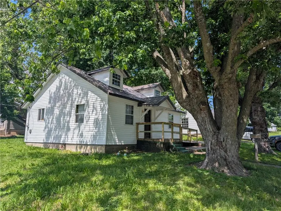105 E Colorado Street, Windsor, MO 65360 - #2