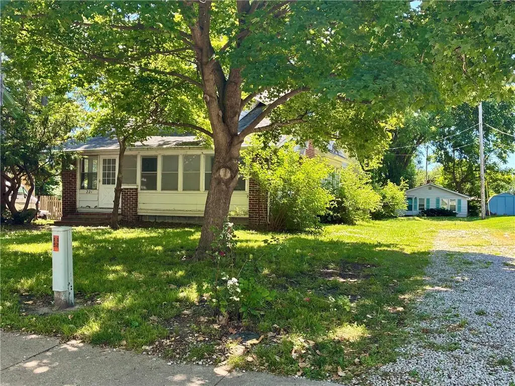 221 W Kansas Street, Liberty, MO 64068 - #1