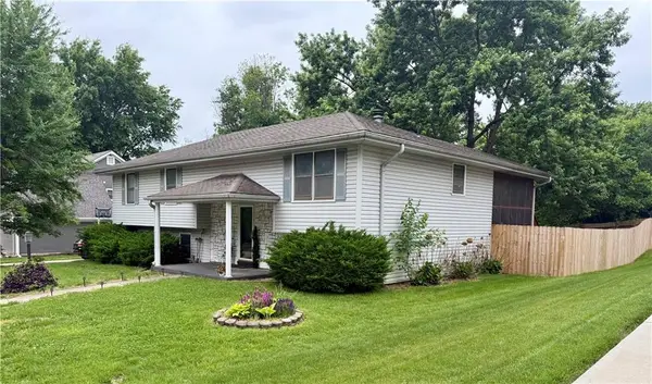 2010 Buckingham Street, St Joseph, MO 64506