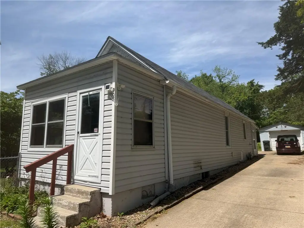 908 Chestnut Street, Leavenworth, KS 66048 - #1
