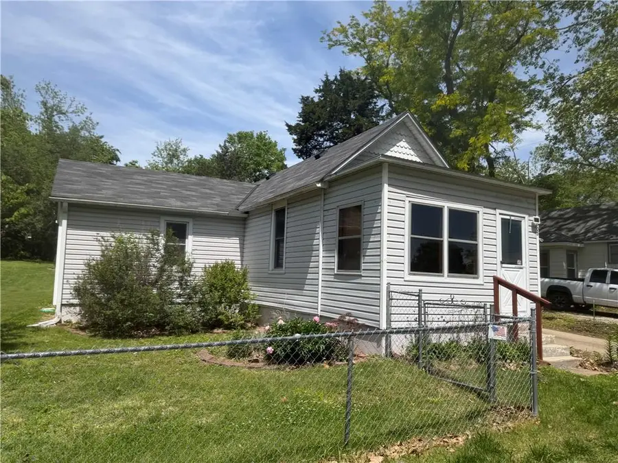908 Chestnut Street, Leavenworth, KS 66048 - #3