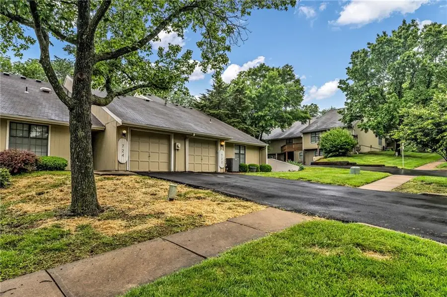 724 E 122nd Terrace, Kansas City, MO 64146 - #2