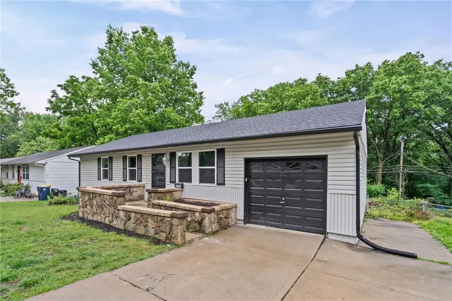 3301 E 107th Terrace, Kansas City, MO 64137 - #3