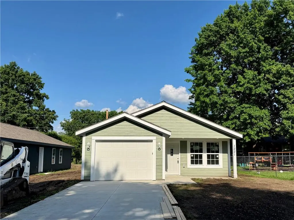 1221 S Maple Street, Ottawa, KS 66067 - #1