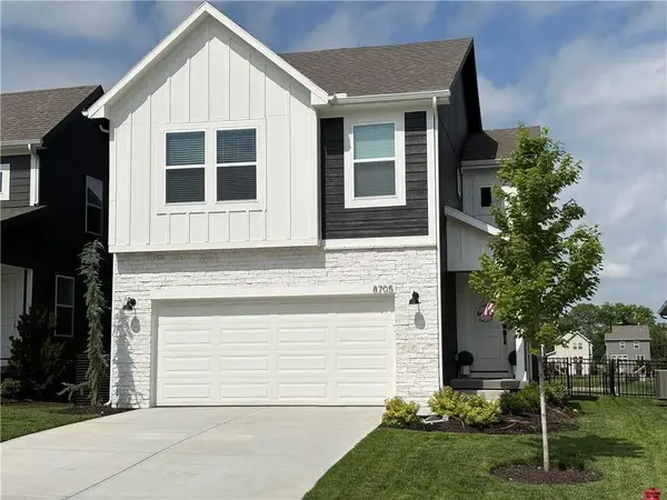 8705 SW Edgewater Drive, Blue Springs, MO 64064