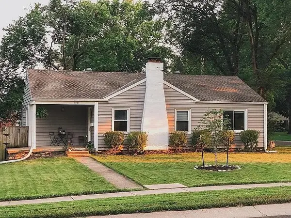 7221 W 61st Street, Overland Park, KS 66202