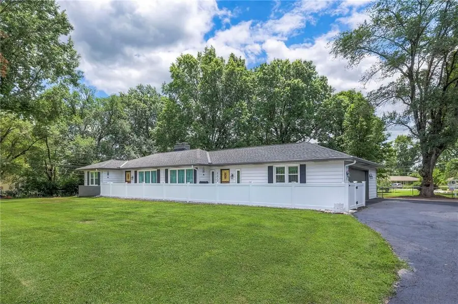 6215 Longview Road, Kansas City, MO 64134 - #2