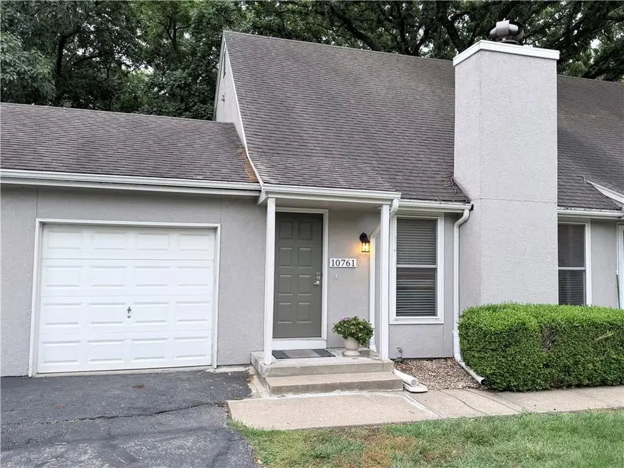 10761 Oakmont Street, Overland Park, KS 66210 - #2