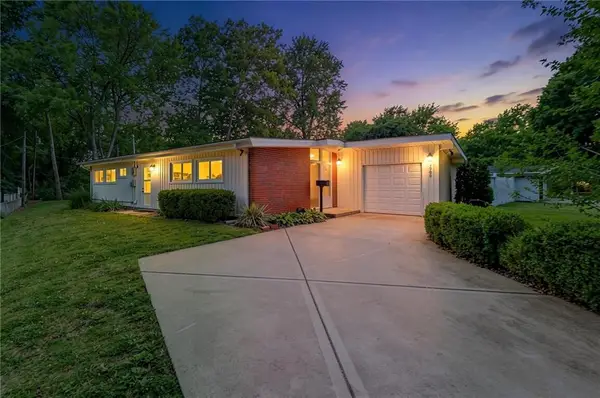 1303 NE 66th Street, Gladstone, MO 64118