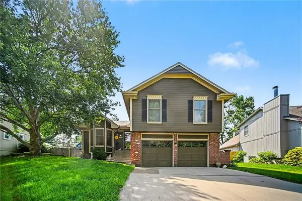 916 NW Heatherwood Drive, Blue Springs, MO 64015