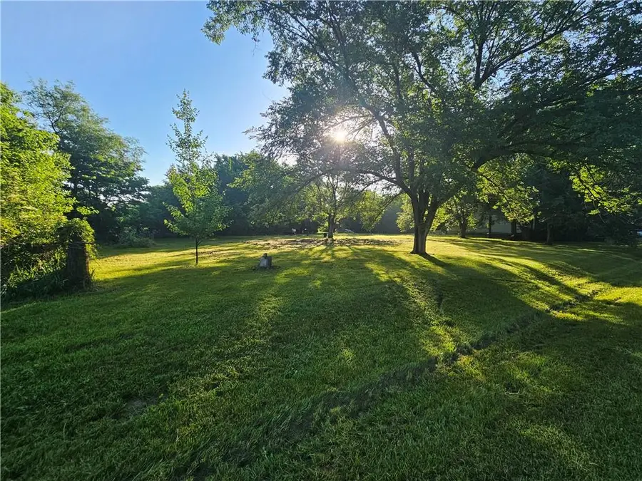 611 W Samuel Street, Hamilton, MO 64644 - #3