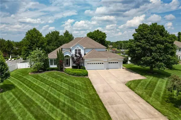 4501 NW Bittersweet Lane, Blue Springs, MO 64015
