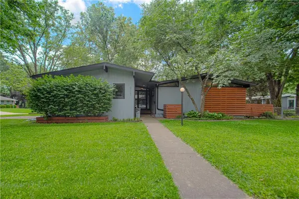 9122 Grant Lane, Overland Park, KS 66212