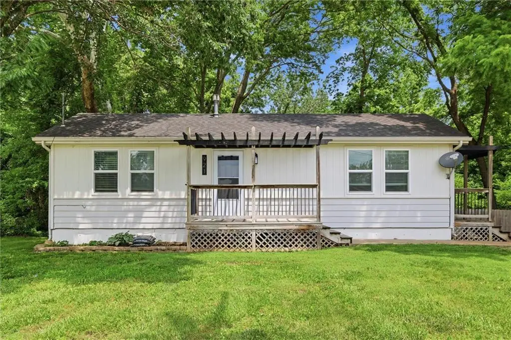921 E 4th Street, Tonganoxie, KS 66086 - #1