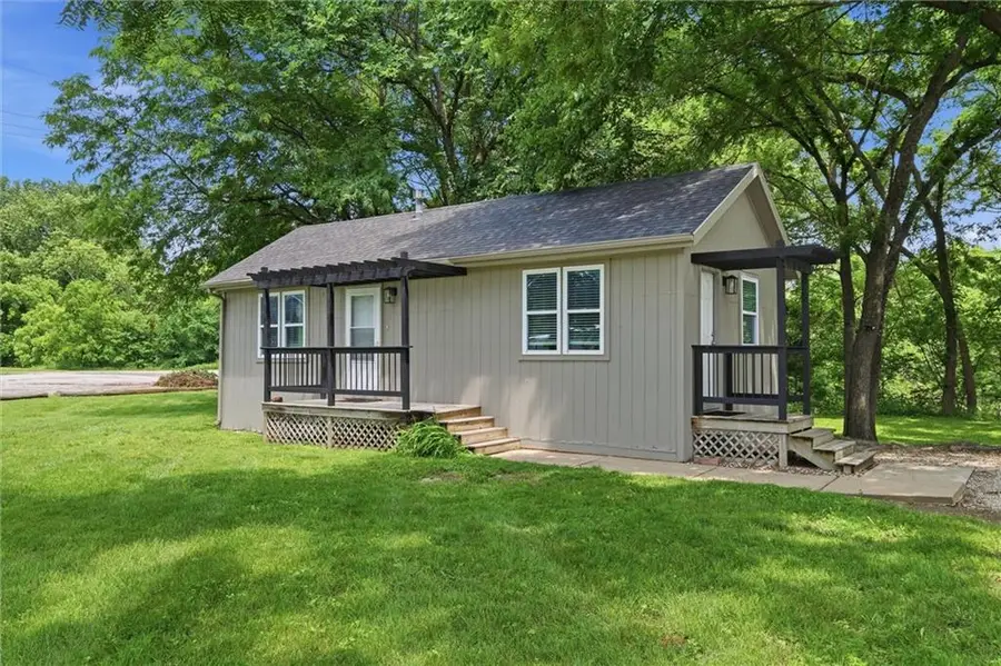 907 4th Street, Tonganoxie, KS 66086 - #2