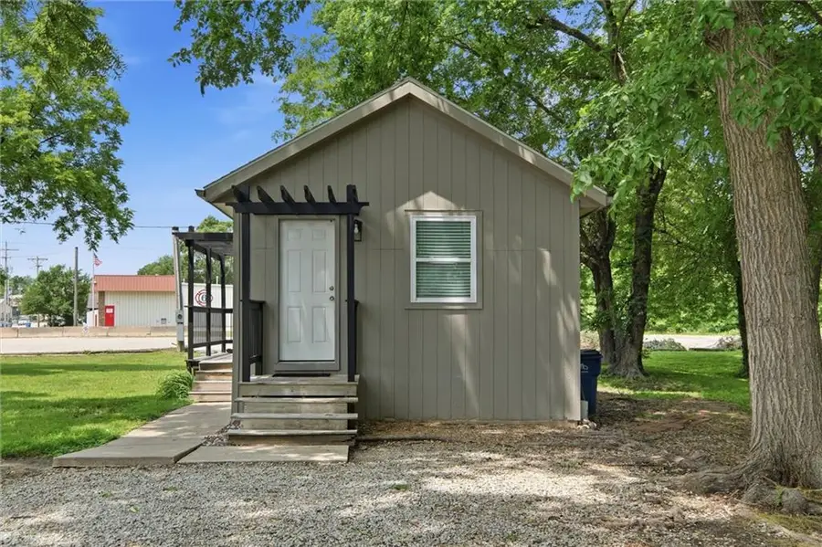 907 4th Street, Tonganoxie, KS 66086 - #3