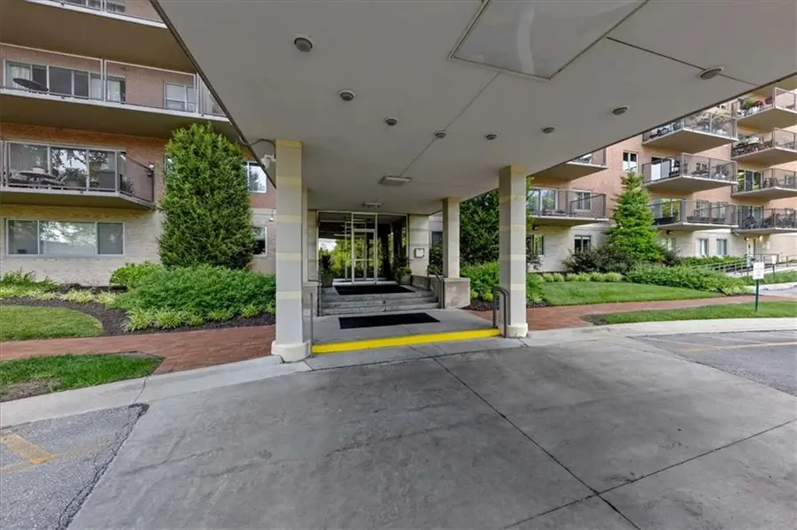 4550 Warwick Boulevard #213, Kansas City, MO 64111 - #3