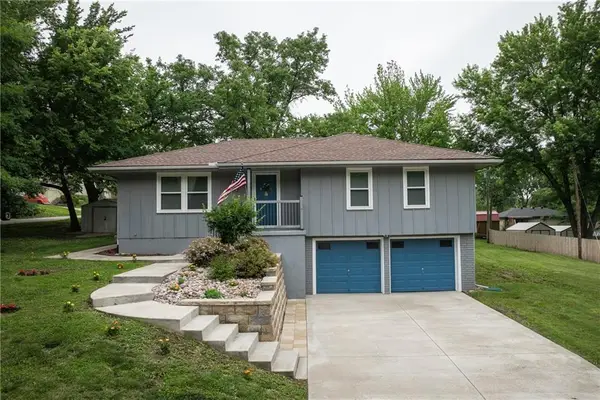 218 SW 20th Terrace, Oak Grove, MO 64075