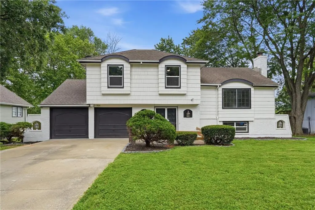 6901 E 127th Terrace, Grandview, MO 64030 - #1
